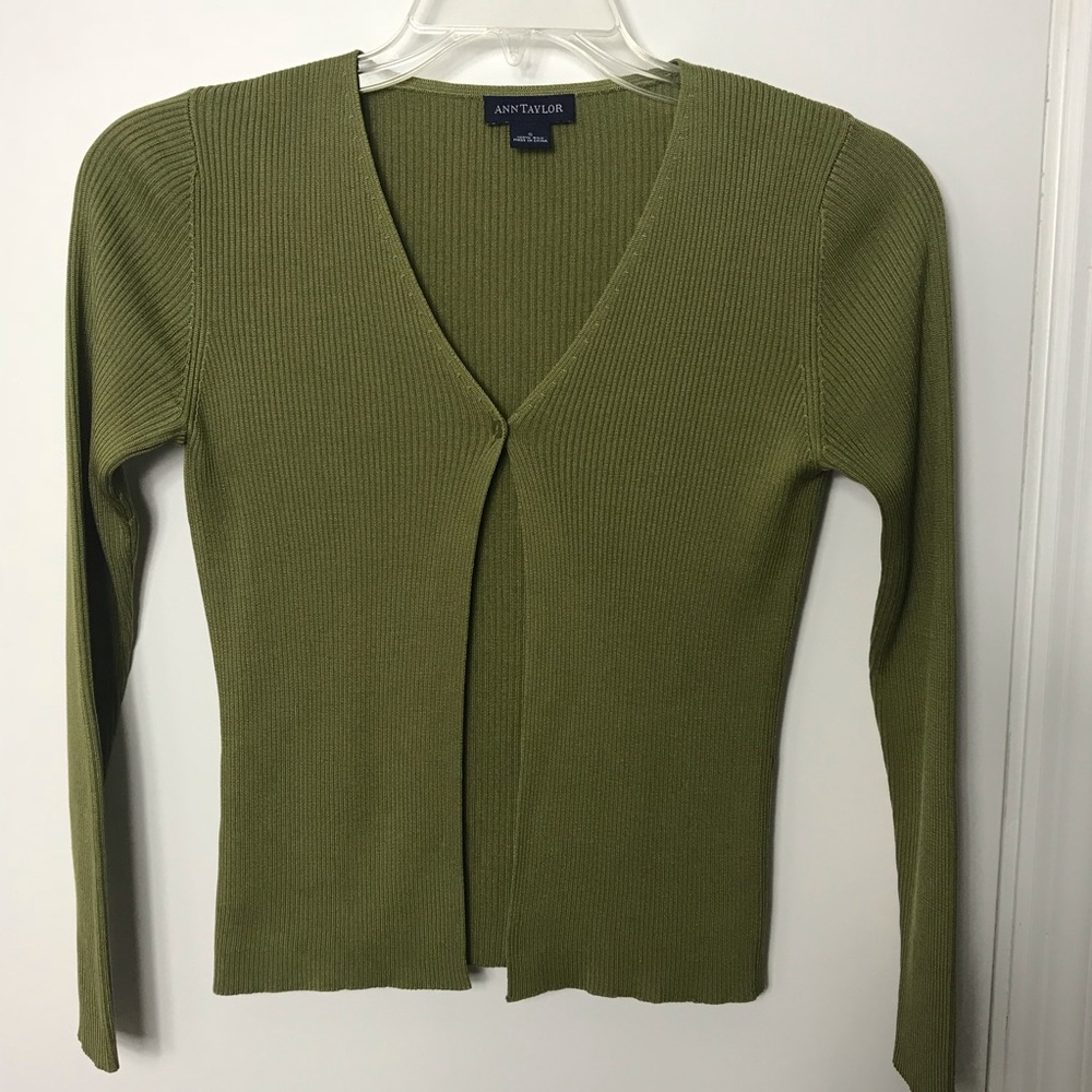 Ann Taylor Beautiful silk Green sweater. Size S
